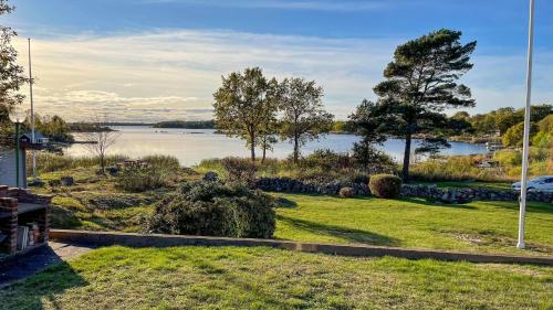 widok na jezioro z domu w obiekcie Seaside Home with Stunning Views Overlooking Blekinge Archipelago w mieście Ronneby