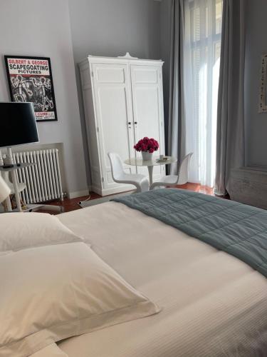 a bedroom with a bed and a table with a vase of flowers at Maison Dormoy in Marseille