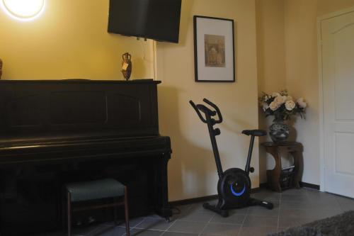 ein Zimmer mit einem Laufband neben einem Klavier in der Unterkunft Apartament Cristina in Mosty