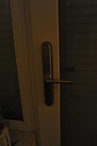 eine Tür mit einem Griff an der Seite in der Unterkunft Apartament Cristina in Mosty