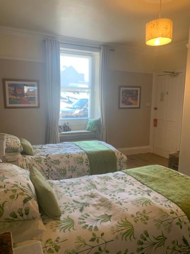 sypialnia z 2 łóżkami i oknem w obiekcie Seamore House w mieście Moffat