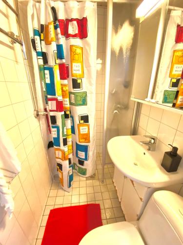 een badkamer met een douche, een toilet en een wastafel bij Central, peaceful, pleasant in Helsinki