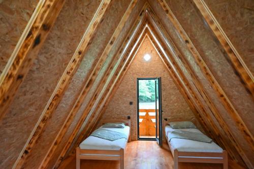 um quarto com 3 camas num sótão em Freedom in Forest em Jajce