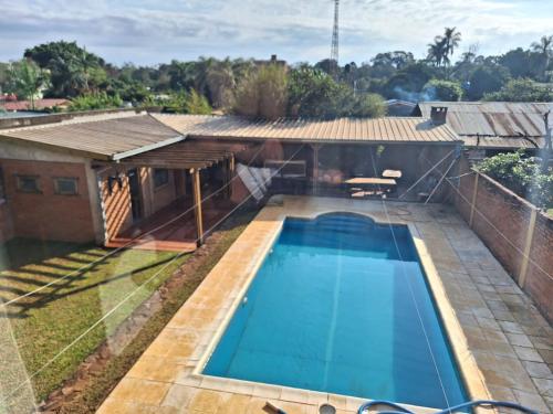 - une vue sur la piscine dans une maison dans l'établissement Departamentos Serena, à Puerto Iguazú
