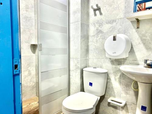 a bathroom with a toilet and a sink at Hotel Kasaya Real in Santa Marta