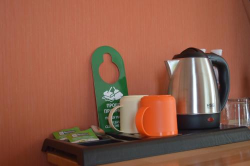 a counter with a coffee maker and a tea kettle at Дбайлива Ципа in Mizhhirʼʼya