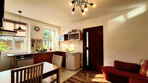 eine Küche mit einem Tisch und einem Kühlschrank im Zimmer in der Unterkunft Jeziorna in Bielawa