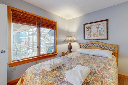 1 dormitorio con cama y ventana en Flip Flops Inn, en Duck