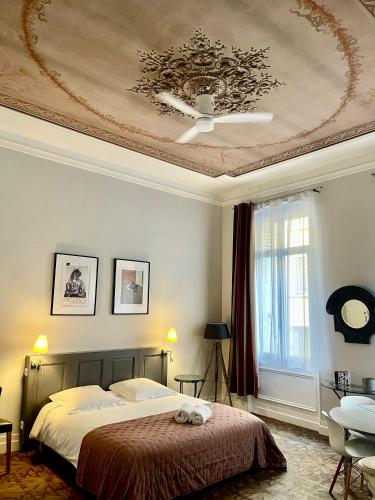 a bedroom with a bed and a ceiling at Maison Dormoy in Marseille