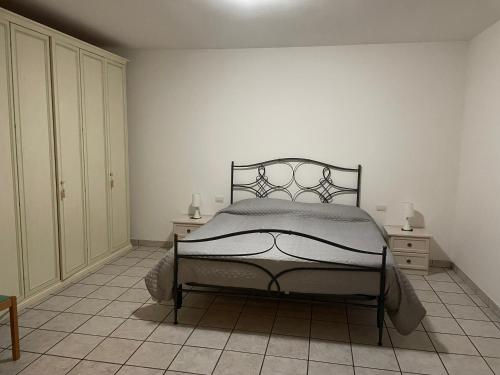 una camera bianca con un letto di Casale nella valle a Pieve Torina