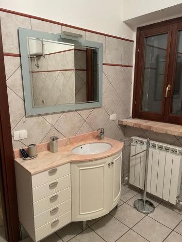 bagno con lavandino e specchio di Casale nella valle a Pieve Torina