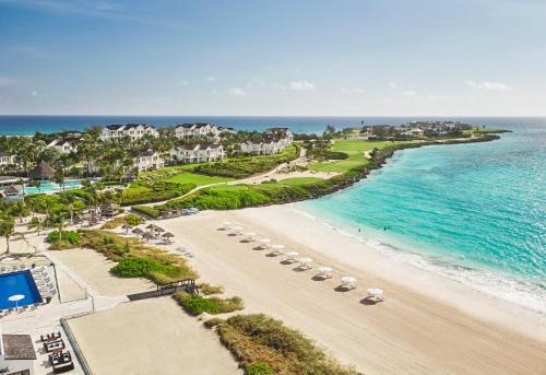 een luchtzicht op een strand met stoelen en de oceaan bij Grand Isle Resort & Residences in Farmerʼs Hill