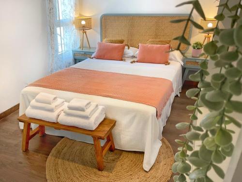 1 dormitorio con 1 cama y toallas en una mesa en KS Toyo Golf - Kaleria Suites, en Retamar