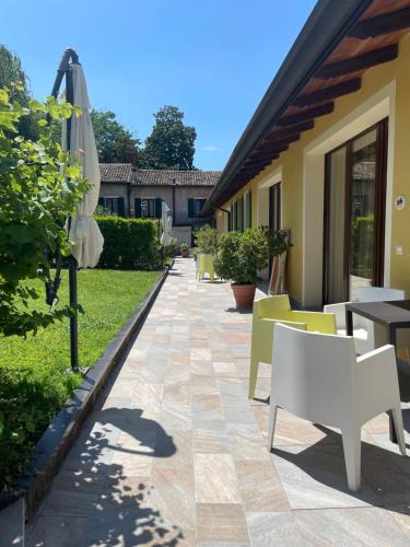 a patio with an umbrella and tables and chairs at Corte Attilea in Valeggio sul Mincio