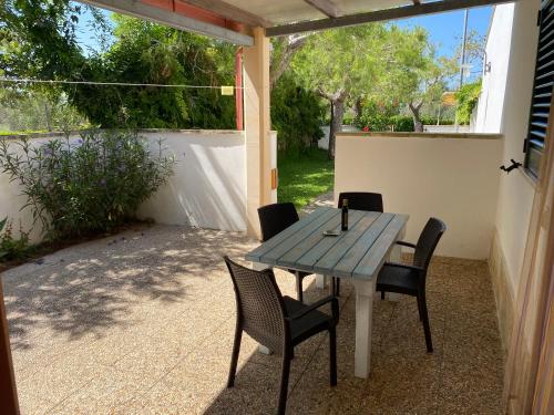 niebieski stół i krzesła na patio w obiekcie Agriturismo Il Piccolo Lago w mieście Otranto