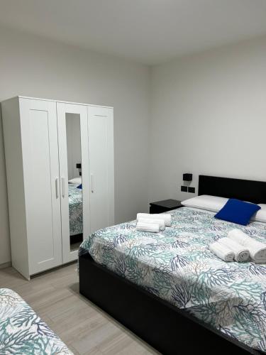 um quarto com uma cama, um armário e um espelho em Casa Anna em Rapolano Terme