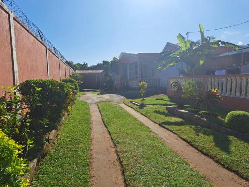eine unbefestigte Straße in einem Hof neben einem Gebäude in der Unterkunft Chez Nofy Toamasina in Toamasina