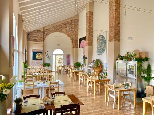 restauracja ze stołami i krzesłami w pokoju w obiekcie Agriturismo Beatilla w mieście Marmirolo