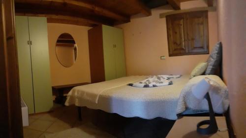 una camera con letto in una stanza con armadi verdi di La Casa nella Valle del Cervino a Châtillon