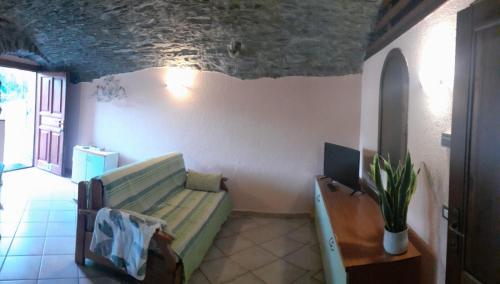 un soggiorno con divano e tavolo di La Casa nella Valle del Cervino a Châtillon