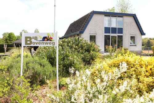 ein Haus mit einem Schild vor dem Haus in der Unterkunft B&B Bovenweg in Rhenen
