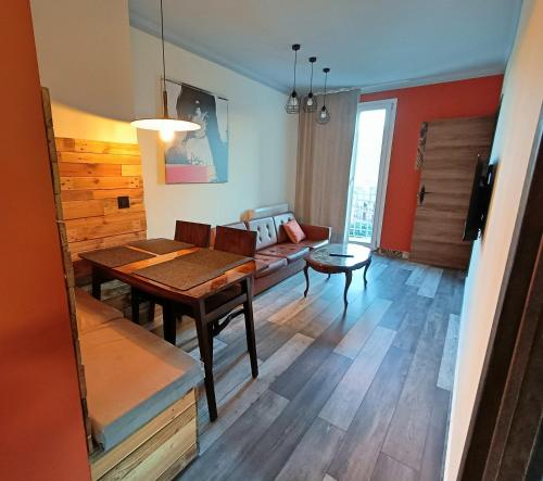 ein Wohnzimmer mit einem Tisch und einem Sofa in der Unterkunft Cal Perico, tourist and climbing apartament in Camarasa