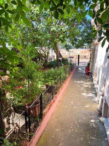 Gallery image of The Early Bird - Cosy 2-Floor House with Garden in Alexandroupoli