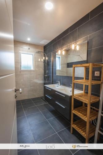 une salle de bain avec un lavabo, des toilettes et une baignoire dans l'établissement Maison Lys, à Argelès-Gazost