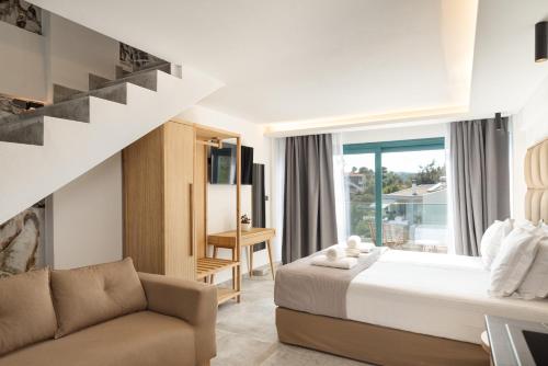ein Hotelzimmer mit einem Bett und einem Sofa in der Unterkunft Villa Gonates in Limenaria