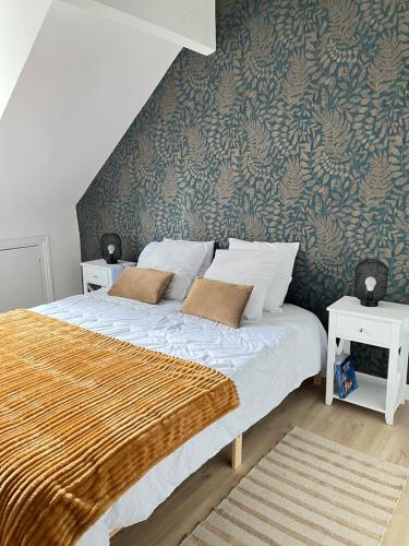 ein Schlafzimmer mit einem großen Bett mit zwei Nachttischen in der Unterkunft Cœur de Vendôme in Vendôme