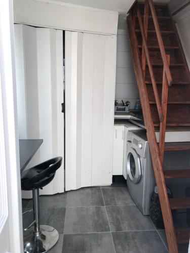 een keuken met een wasmachine en een trap bij Studio indépendant avec terrasse-climatisation in Marseille