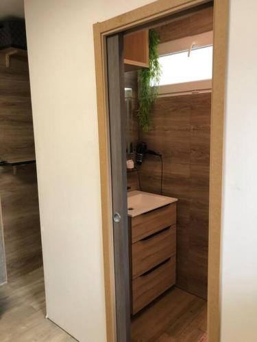 La salle de bains est pourvue d'un lavabo et d'un comptoir. dans l'établissement MAISON CENTRE VILLAGE PROCHE MER, à Saint-Cyr-sur-Mer