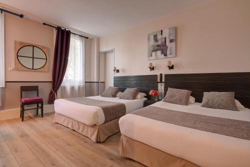 een hotelkamer met 2 bedden en een raam bij The Originals City, Hôtel de Bordeaux, Bergerac (Inter-Hotel) in Bergerac