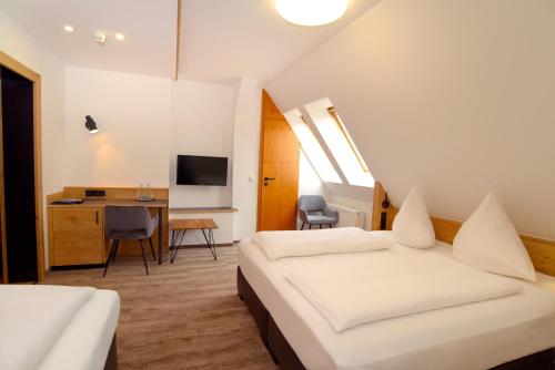 Postel nebo postele na pokoji v ubytování Hotel Gasthof Krone