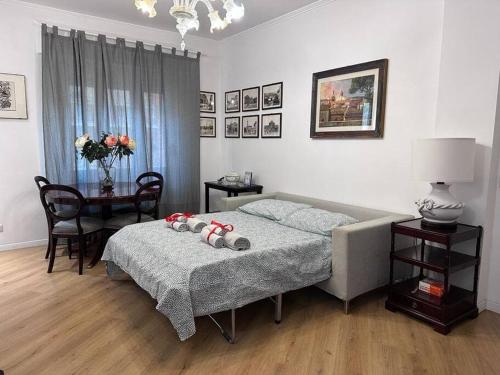1 dormitorio con cama y mesa con sidx sidx sidx sidx en Otium - Holiday Home, en Roma