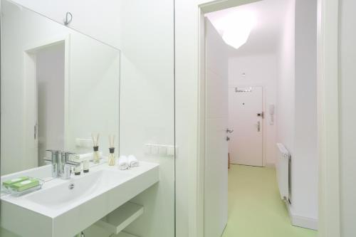 Gallery image of Green Mango City Condo in Vienna