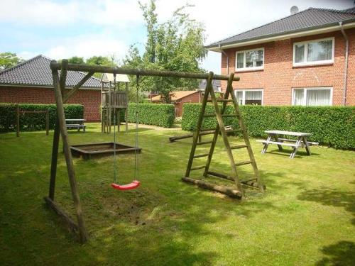 - une aire de jeux avec balançoire et table de pique-nique dans l'établissement Haus Wiking, à Wyk auf Föhr