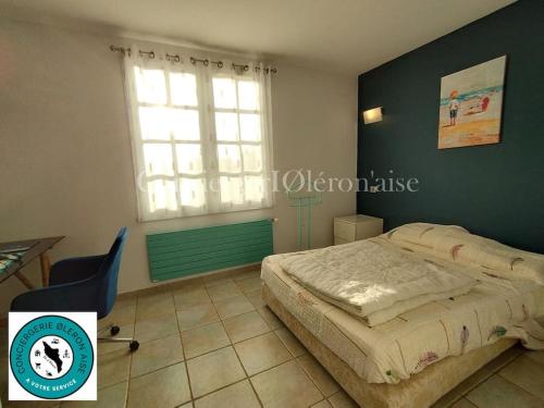 une chambre avec un lit et une fenêtre dans l'établissement Grande villa avec piscine près du Phare, à Chassiron