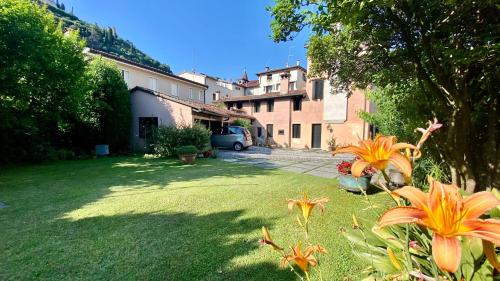 a yard with some flowers in the grass at Regina dei fiori in Marostica