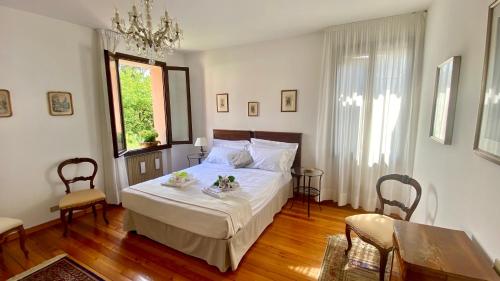 a bedroom with a bed and a table and chairs at Regina dei fiori in Marostica