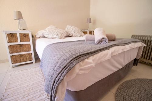 ein Schlafzimmer mit einem Bett mit einer Decke darauf in der Unterkunft Guesthouse@Spekboom in Klerksdorp