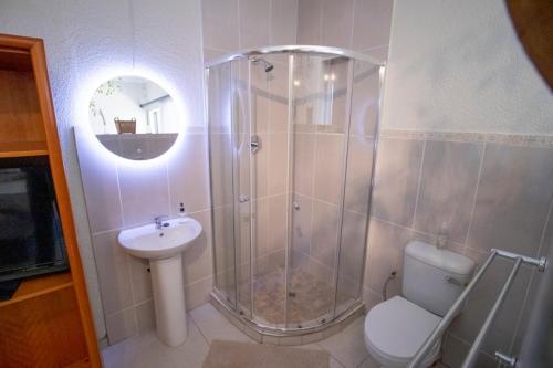 ein Bad mit einer Dusche, einem WC und einem Waschbecken in der Unterkunft Guesthouse@Spekboom in Klerksdorp