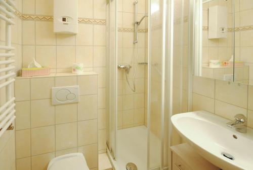 La salle de bains est pourvue d'une douche, de toilettes et d'un lavabo. dans l'établissement Ferienwohnung Schlüsselblume, à Altenau