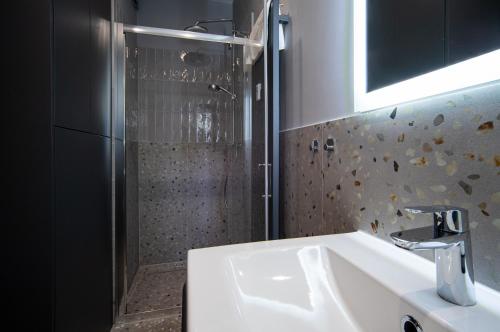 a bathroom with a sink and a shower at FLATMORE Apartament Akacjowa 17m1A in Zielona Góra