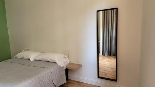 um quarto com uma cama e um espelho em Aretina Florence Villa em Florença