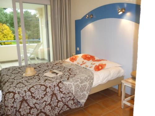 - une chambre avec un lit doté d'une tête de lit bleue dans l'établissement Goélia - Résidence Royal Park, à La Baule