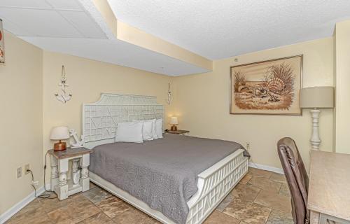 - une chambre avec un lit, 2 tables et un lit sidx sidx dans l'établissement Oceanview 1 Bedroom Suite Landmark Resort 548 Perfect for a couple or party of 4, à Myrtle Beach