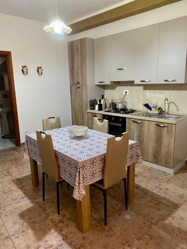 Una cocina con una mesa y sillas en una cocina. en Da Diego, en Termini Imerese