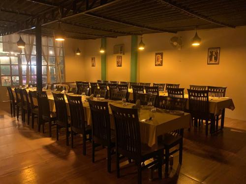 une salle à manger avec des tables et des chaises dans un restaurant dans l'établissement Agra Camps and Resort, à Agra