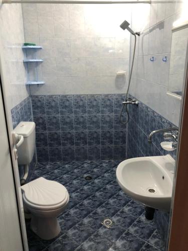 a bathroom with a toilet and a sink at Къща за гости Апартамент за гости РАЙ с Арбанаси до гр Велико Търново in Arbanasi